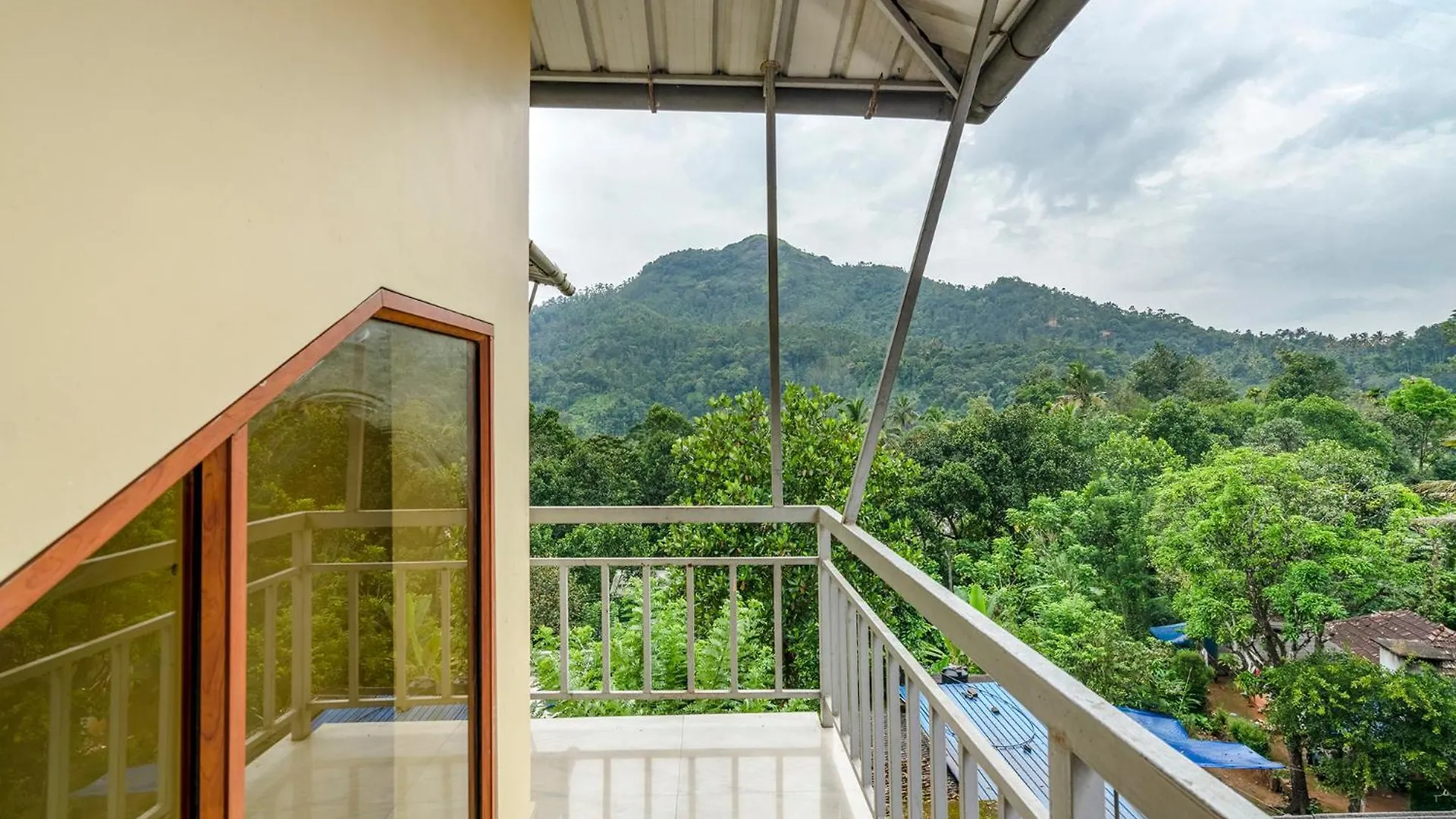 *** Hotel Fabhotel Abrigo Residency Anaviratty India